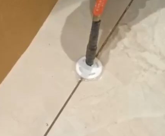 连江瓷砖空鼓维修公司专业解答瓷砖在铺贴过程中，如果没有涂抹均匀到位的粘结材料（如水泥砂浆或瓷砖胶），可能会导致以下问题