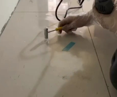 连江瓷砖开裂维修公司专业分享瓷砖在铺贴前如果没有沥干水分，将会导致以下问题