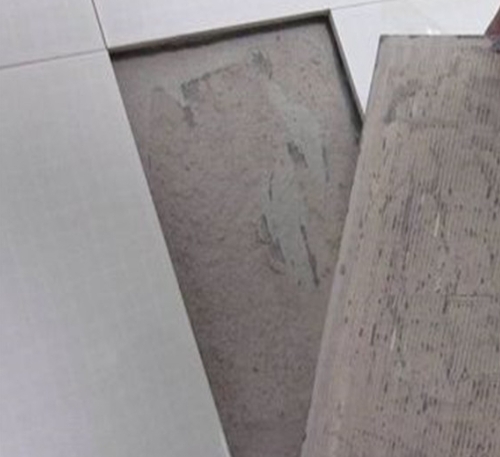 连江瓷砖空鼓维修公司分享瓷砖铺贴时如果打浆（即涂抹在瓷砖背面和基层上的砂浆或瓷砖胶）过少，会带来以下问题